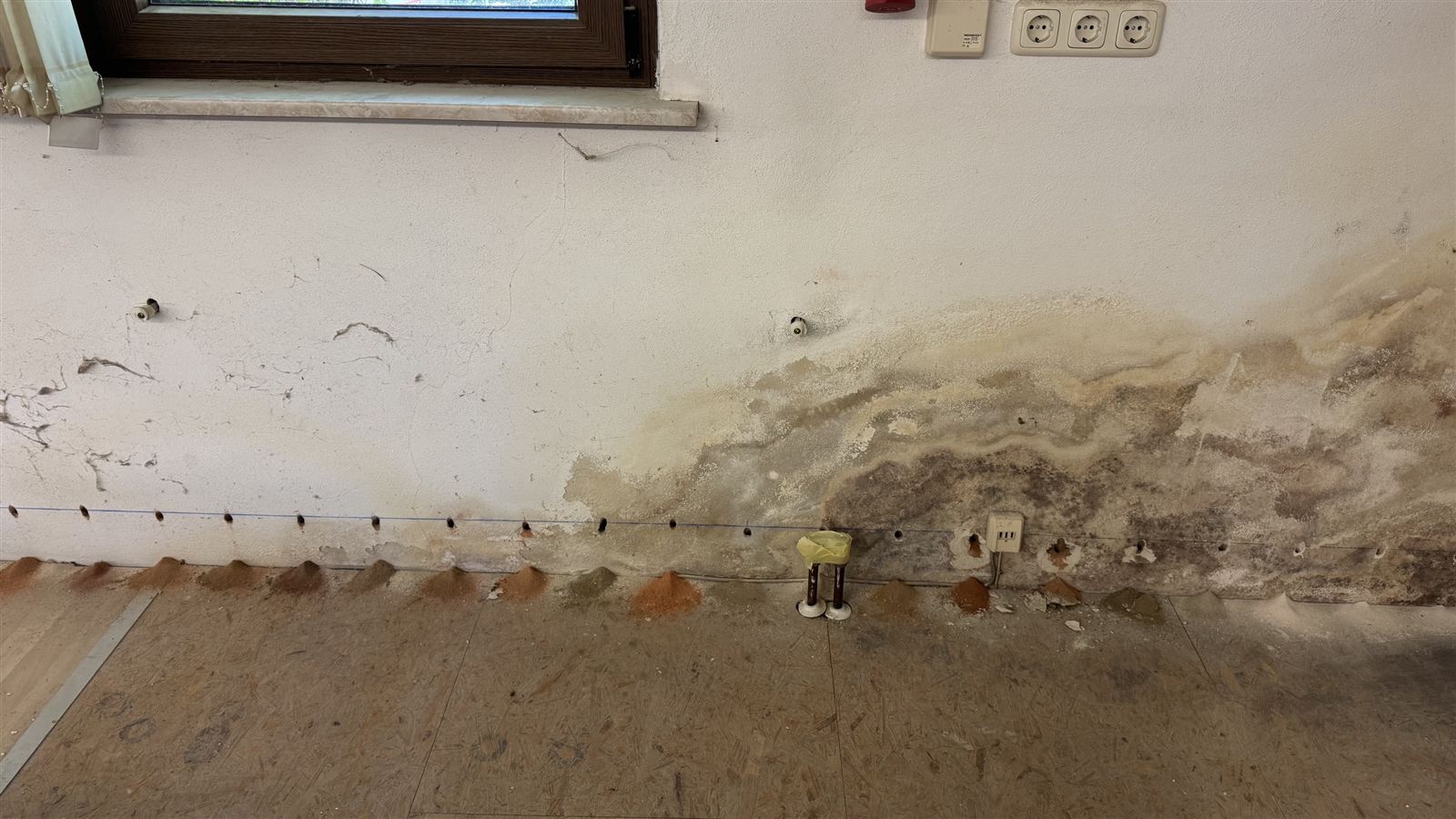 Gesetzte Injektionspacker in einer feuchten Wand unter einem Fenster